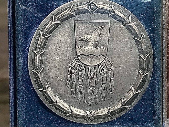 Vantaa Vaakuna. Hopeavärinen rasiassa. Halkaisja - 54 mm.