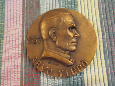 Arvo Ylppö 1957 mitali /Gerda Qvist .