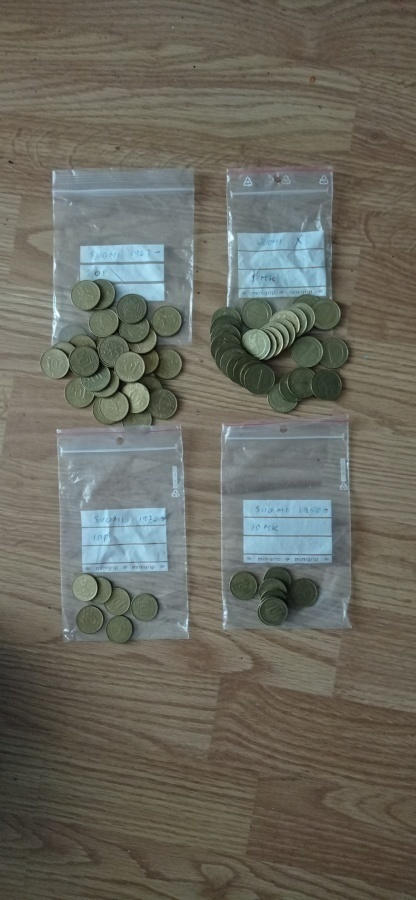 Suomi markan kolikoita: 1 mk, 10 mk, 10 p, 20 p