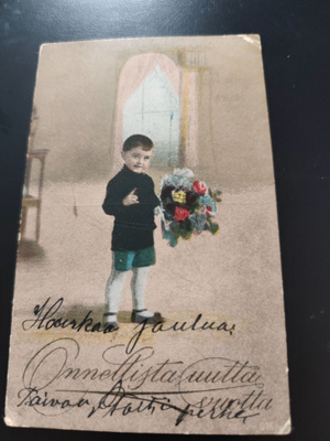 Vanha onnittelukortti - Poika ja kukat
