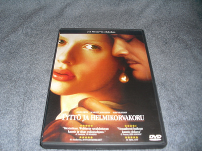 TYTTÖ JA HELMIKORVAKORU (Colin Firth)***
