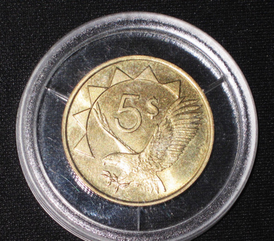 Namibian5 Dollarin kolikko, hieno kunto, pillerissä.