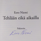 Eero Niemi : Tehlään eikä aikailla : pakinoita (signeerattu) - pikkukuva 3