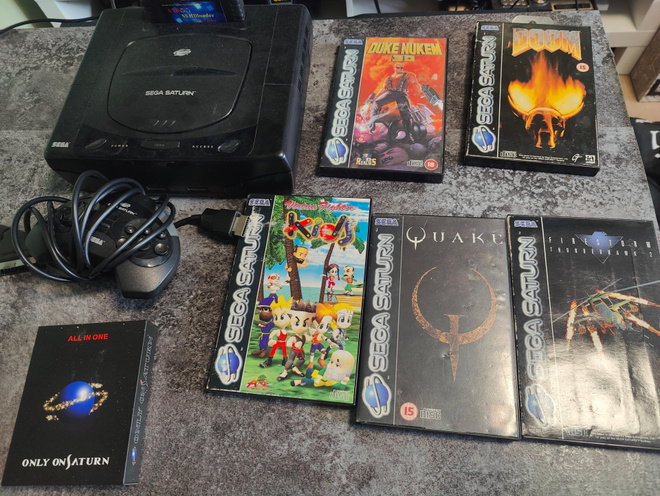 Sega Saturn pelivalmis paketti (pelejä ja kortinlukija)