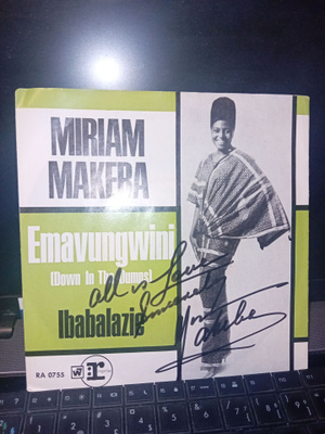 7"single Miriam Makeba : Emavungwini ( SIGNED )