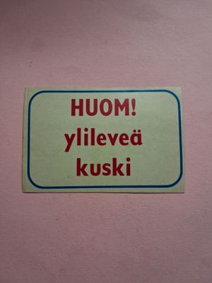 Huom! Ylileveä kuski.