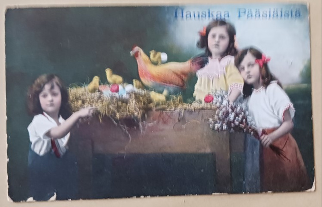 Pikkuleidit, pöydällä kana, tipuja, kukkia, p. 1915 + sens.