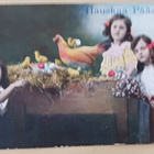 Pikkuleidit, pöydällä kana, tipuja, kukkia, p. 1915 + sens. - pikkukuva 1