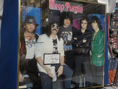 DEEP PURPLE JULISTE KOKO BÄNDIN NIMMAREILLA - KEHYSTETTY