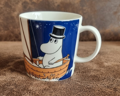 Muumipappa purjehtii, Syvä sininen muki