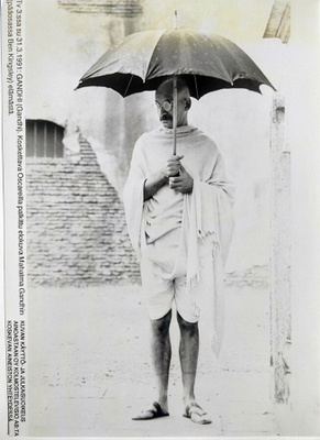 Pressikuva: Gandhi (Ben Kingsley)