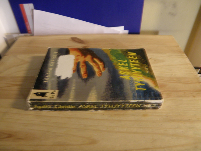 Agatha Christie Askel tyhjyyteen (SaPo)