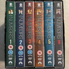 Numerot (2005-2010) koko tv-sarja (29DVD) *UUSI* - pikkukuva 3