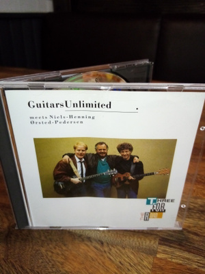 CD Guitars Unlimited :  Three for the road ( SIS POSTIKULU)