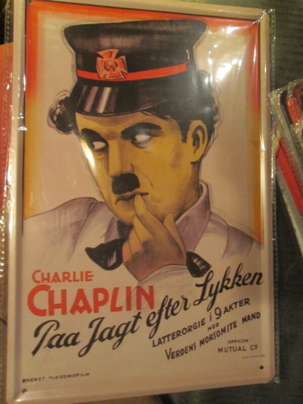 Peltikyltti Charlie Chaplin Hitlerinä