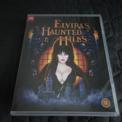 Elvira's Haunted Hills Blu-ray **muoveissa**