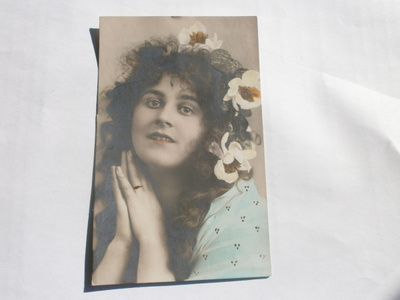Ihastuttava, vilkas nuori leidi kukkia hiuksissaan, p. 1907