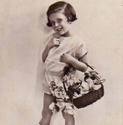 LAPSI / Veikeä lapsi ja ruusukori. 1930-l.