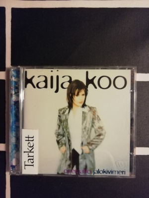 Kaija Koo. Operaatio jalokivimeri. v. 1998.