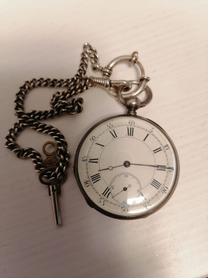 Vintage, vanha hopeinen avainvetoinen taskukello