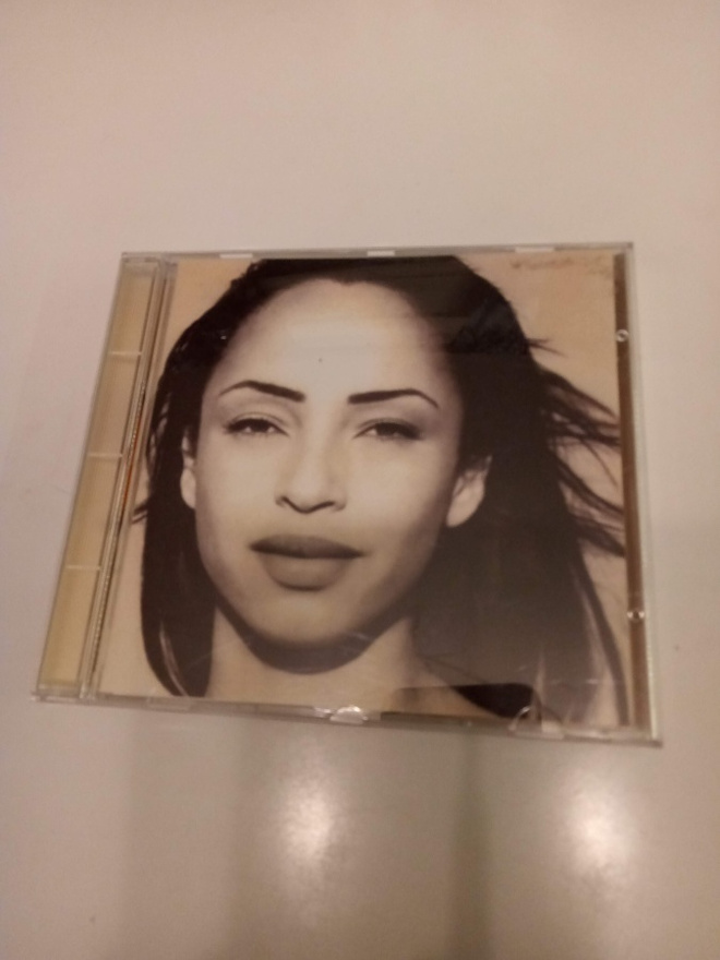 CD SADE: The Best Of Sade  ( Sis.postikulut )