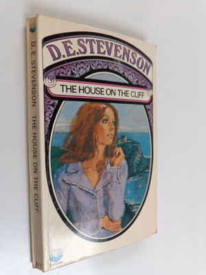 D. E. Stevenson : The house on the cliff