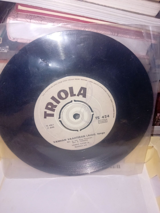7"single Veikko Tuomi Vanhan vaahteran laulu ( SIS POSTIKULU