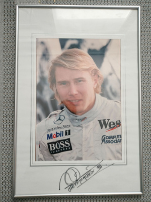 Myydään Mika Häkkinen taulu The Flying Finn 98 nimmarilla