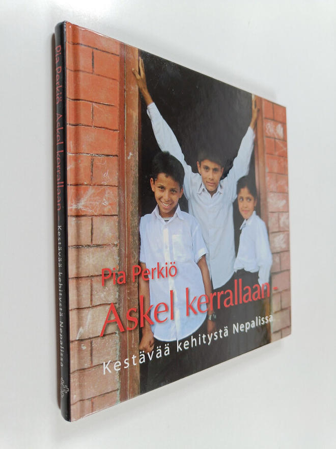 Pia Perkiö : Askel kerrallaan : kestävää kehitystä Nepalissa