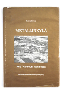 Raimo Kivioja - METALLINKYLÄ - KYLÄ "KUMMUN" KAINALOSSA
