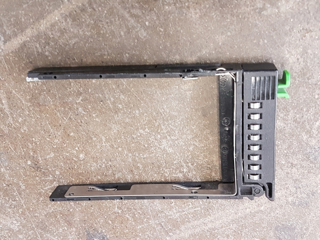 Fujitsu 2.5" SAS levykelkka