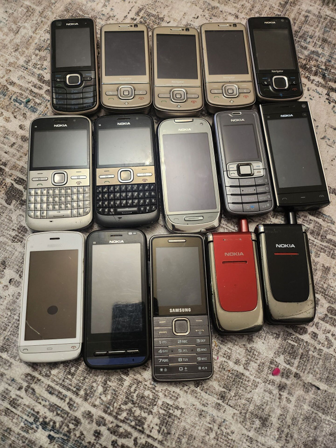 15kpl Nokialaisia puhelimia