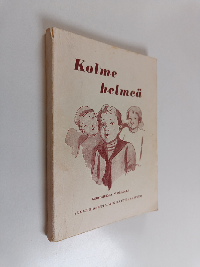 Kolme helmeä : kertomuksia nuorisolle