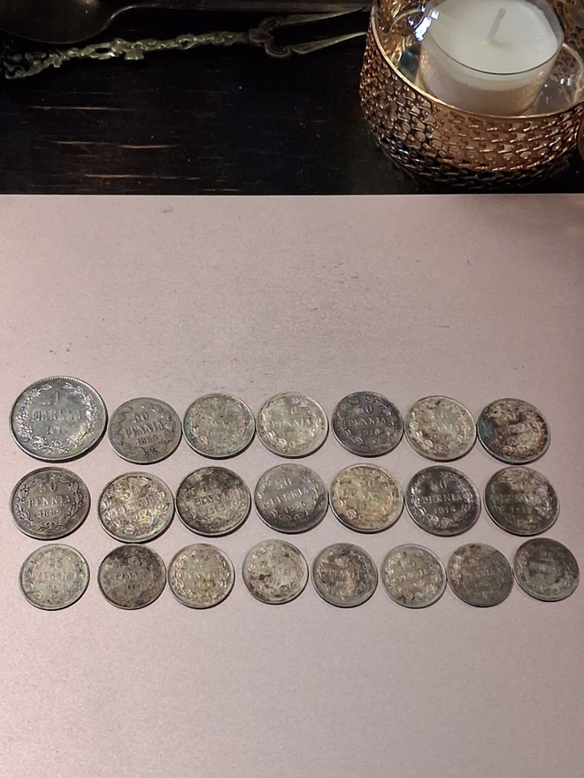 22 kappaletta hopeakolikkoa, Suomi