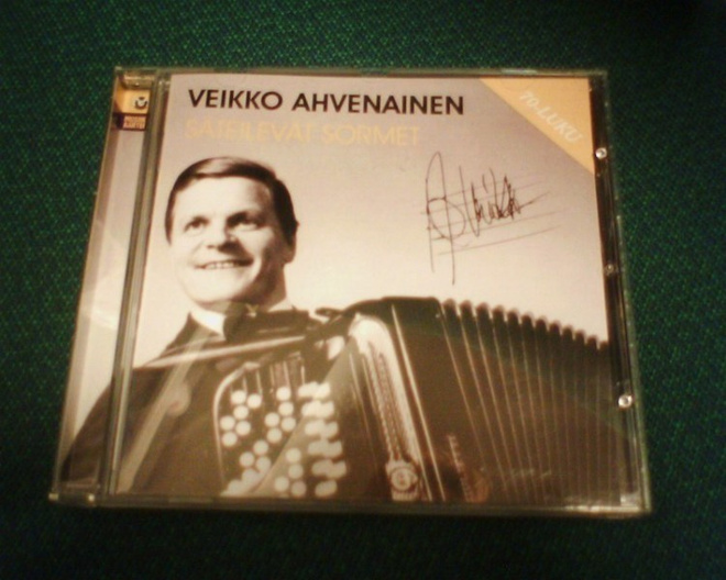 VEIKKO AHVENAINEN: Säteilevät Sormet CD (Sis.postikulut)