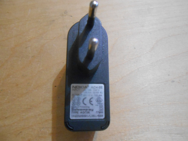Nokia ACH-8E laturi ilman johtoa.