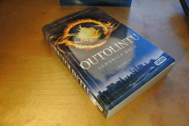Veronica Roth: Outolintu, pokkari, hyvä