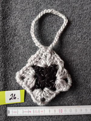 Alina´s Handmade virkattu avaimenperä airpodin suojakoteloon