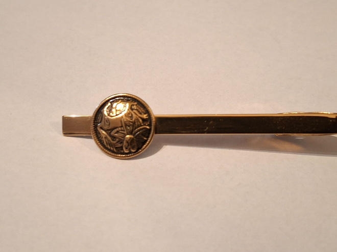 Kalevala Koru Aurinkoleijona solmioneula, pronssi