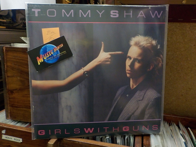 TOMMY SHAW - GIRLS WITH GUNS EX+/EX+ LP