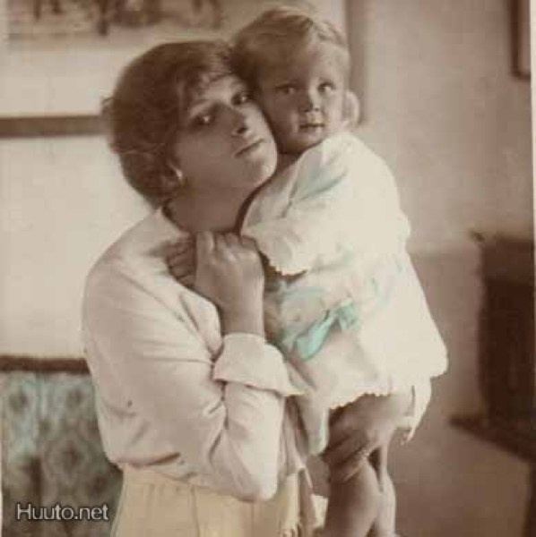 ÄITI / Gladys Cooper pieni tyttö sylissään. 1910-l.