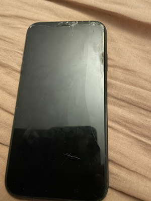 iPhone 11 näyttö rikki, toimiva