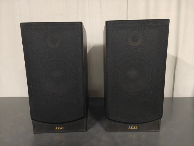 Kaiuttimet AKAI