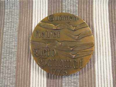 Suomen kieliset tieto-sanomat mitali 1775 / P. Papinaho 1975