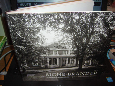 SIGNE BRANDER Suomen kartanoissa ( 2 tark. p. 2008 ) RIPK !