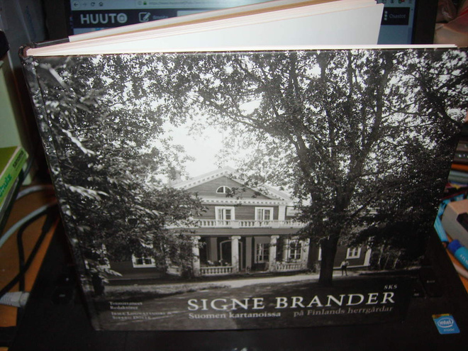 SIGNE BRANDER Suomen kartanoissa ( 2 tark. p. 2008 ) RIPK !