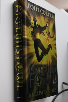 Eoin Colfer : Aikaparadoksi ( 1.p. 2008 Artemis Fowl )