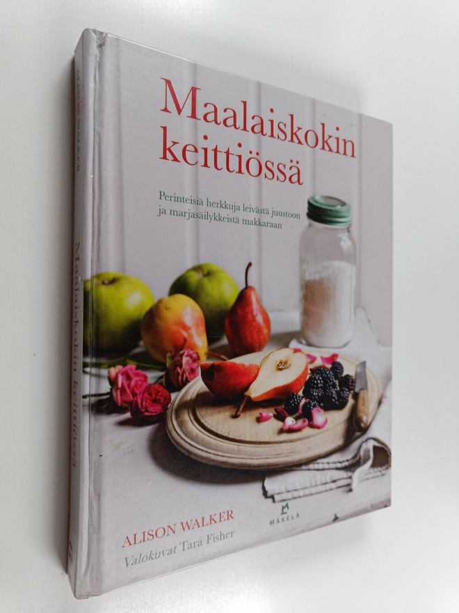 Alison Walker : Maalaiskokin keittiössä : perinteisiä her...