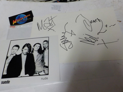 SUEDE NELJÄ NIMIKIRJOITUSTA + B/W KUVA