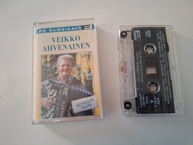 VEIKKO AHVENAINEN - 20 SUOSIKKIA c-kasetti